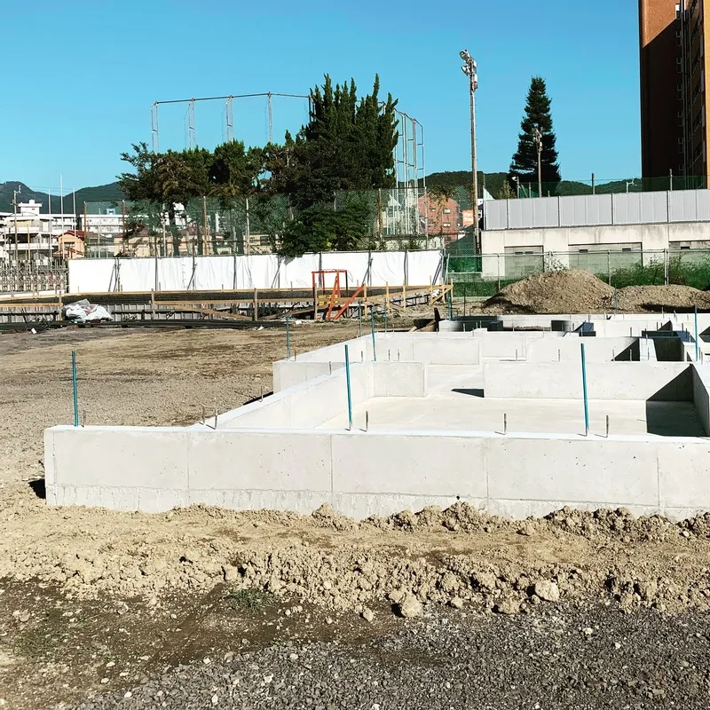 コンクリート打設後の完成した住宅基礎。