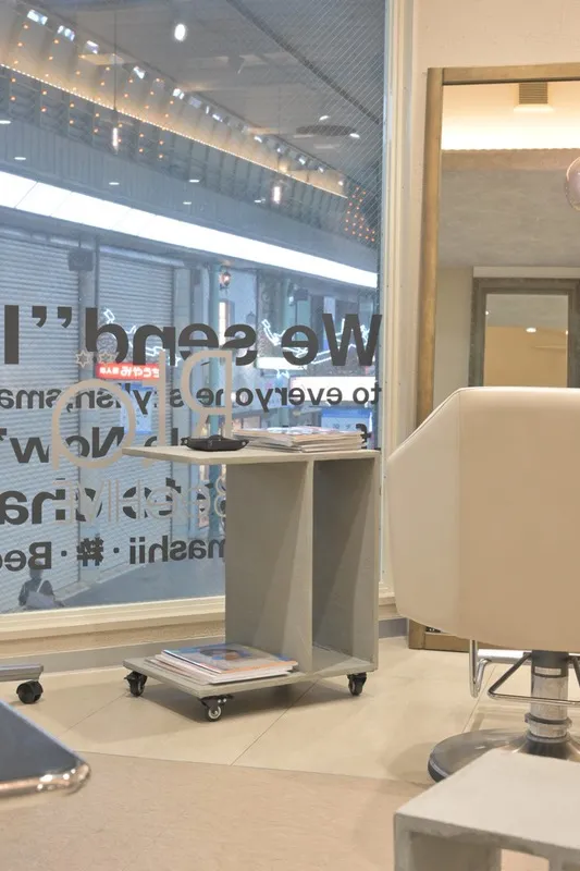 店内に置かれたキャスター付きのモルタル家具。